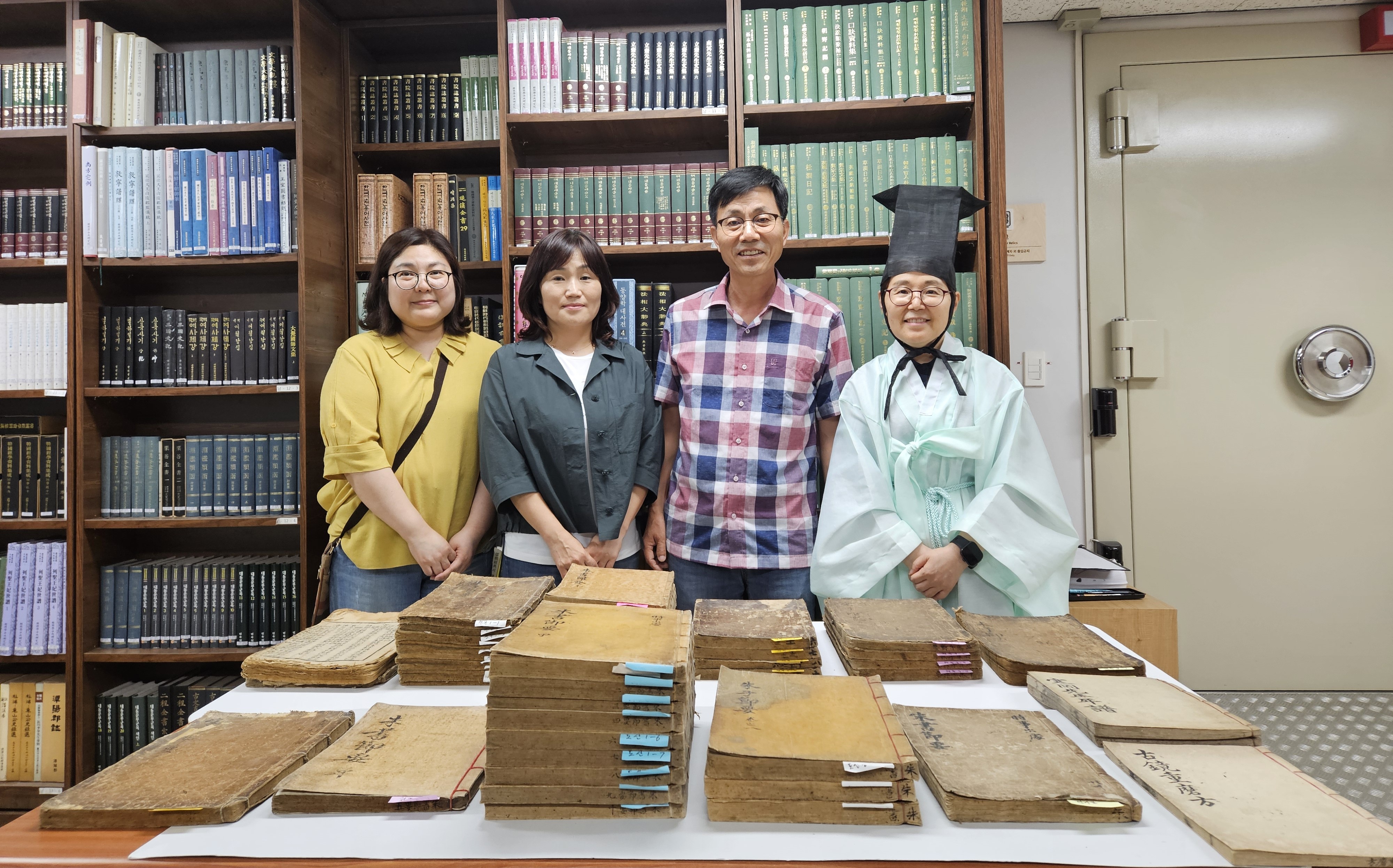 한국고전번역원 수석연구원 최채기 氏, 안산시에 유물 기증