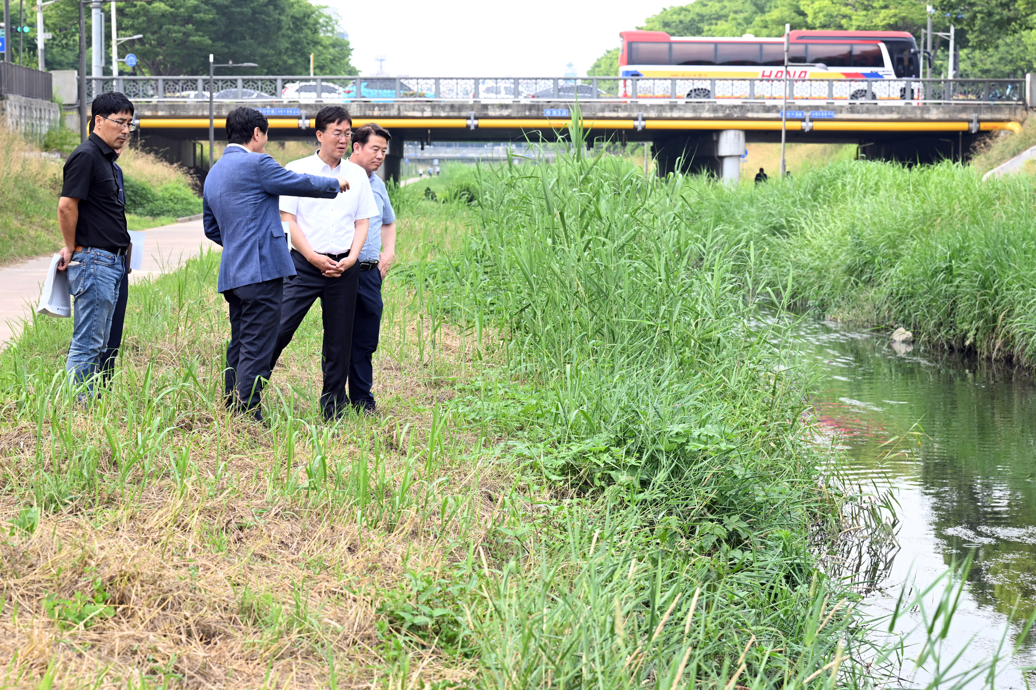 이민근 안산시장, 화정천 악취 민원 해결 위해 현장 점검 나서