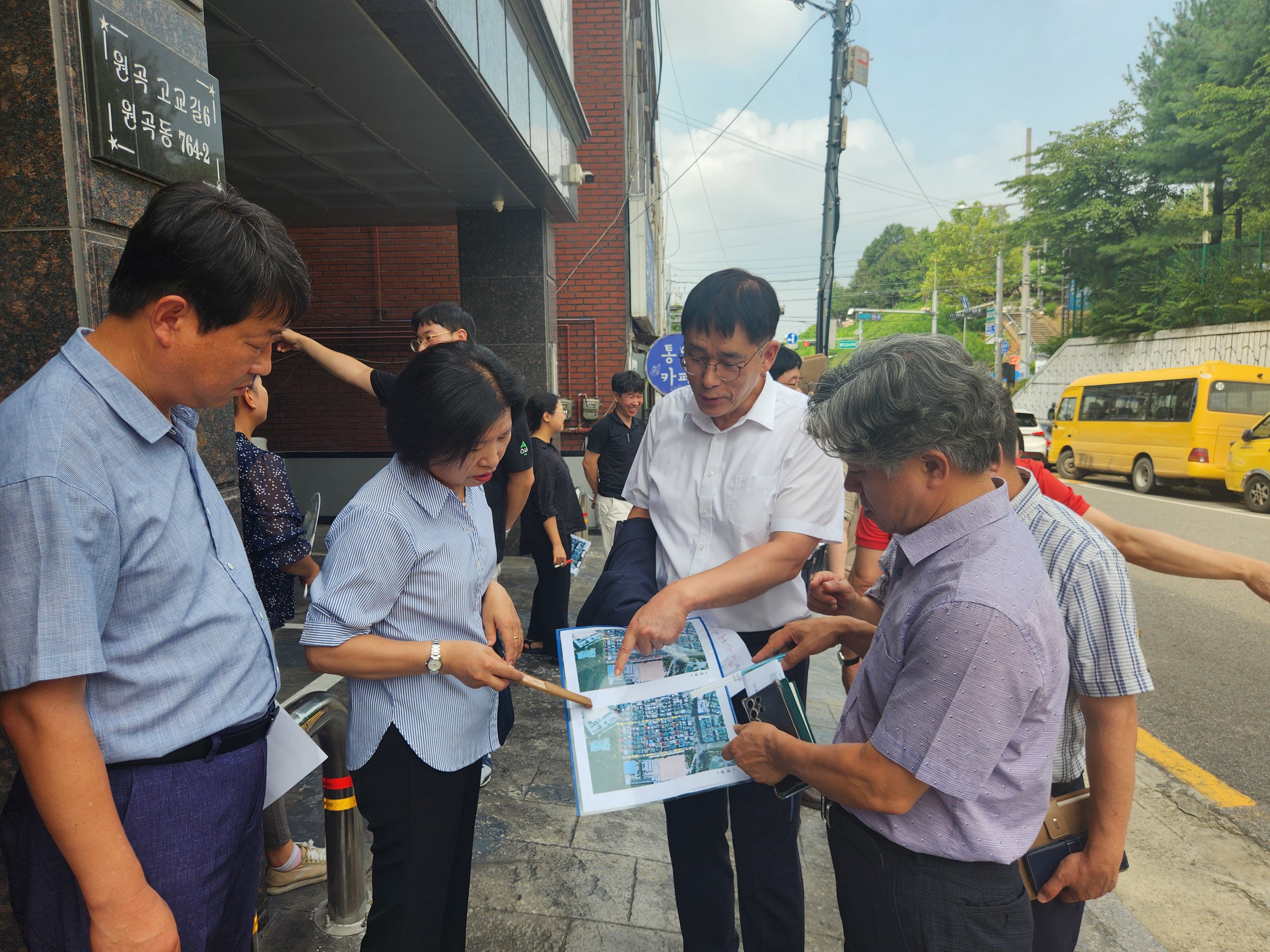 ‘현장에 답이 있다’안산시 단원구, 원곡고 후문서 현장 점검 회의