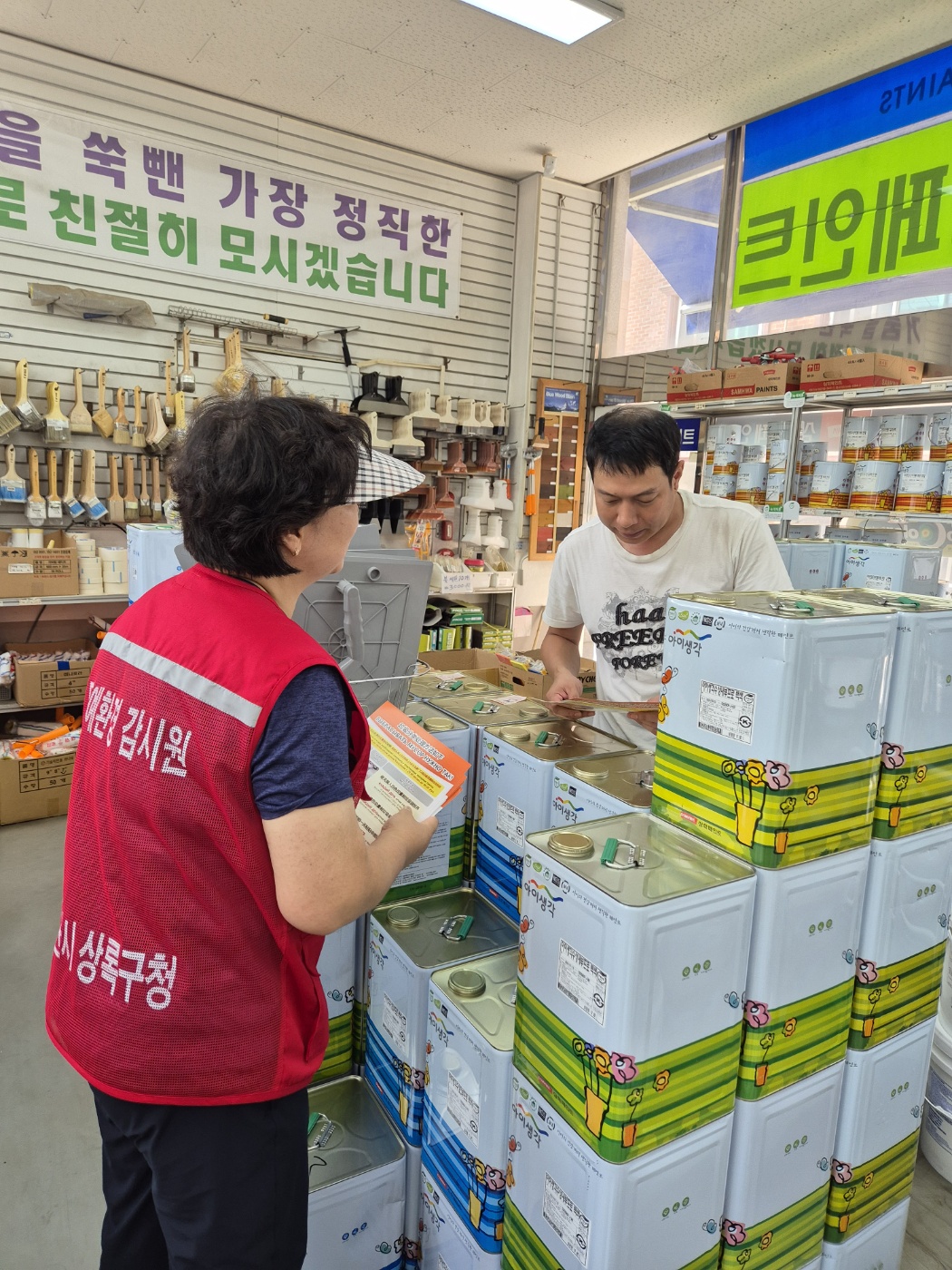 안산시 해양동 명예환경감시원, 외국인 대상 분리수거 방법 적극 홍보