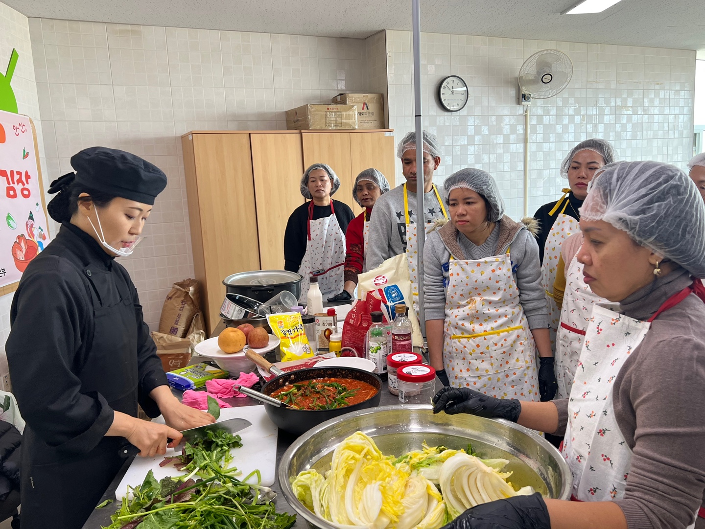 안산시, 내·외국인 함께하는 김치 담그기 행사 펼쳐