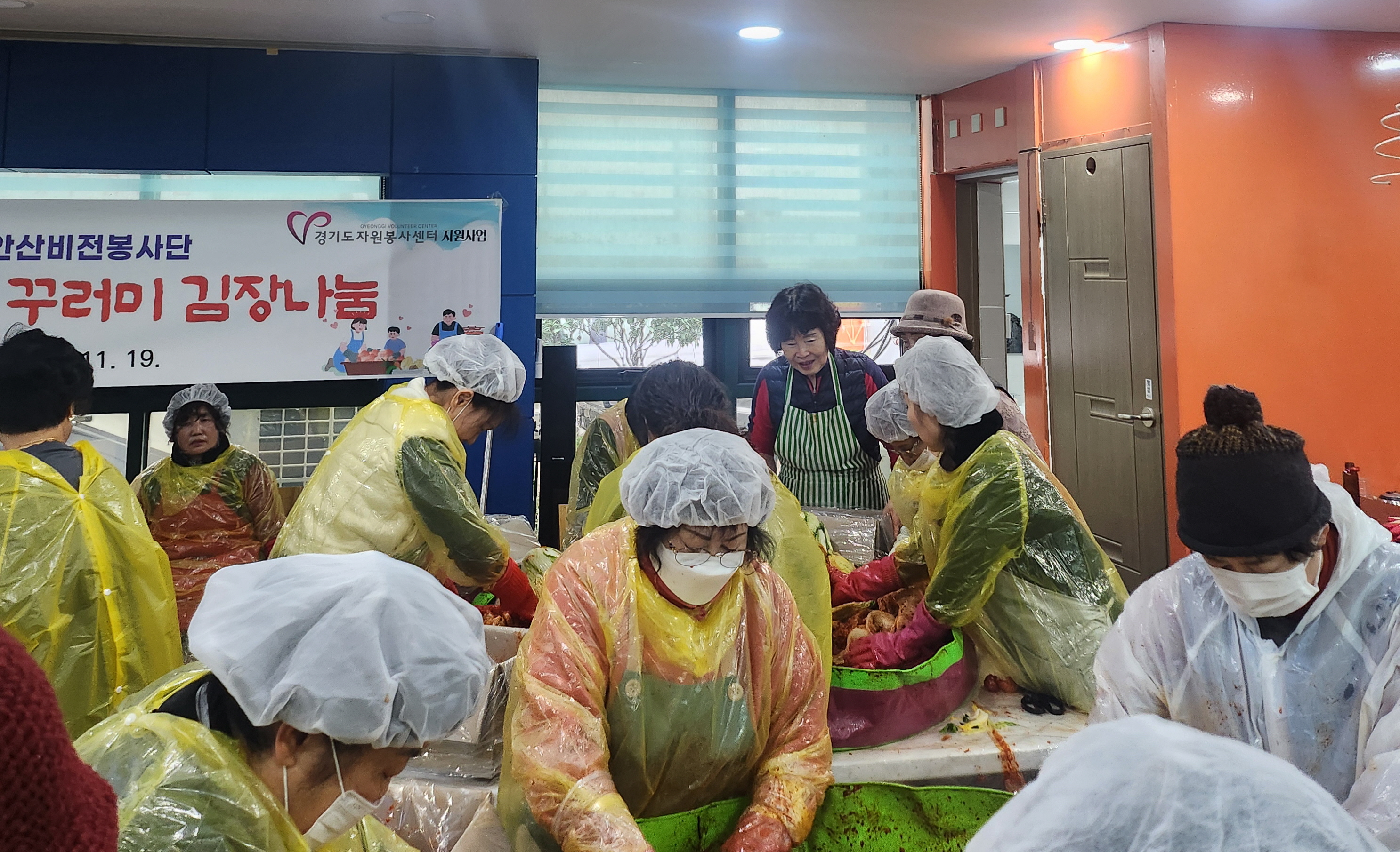 안산비전교회, 와동 지사협에 저소득층 위한 김장김치와 후원금 기탁