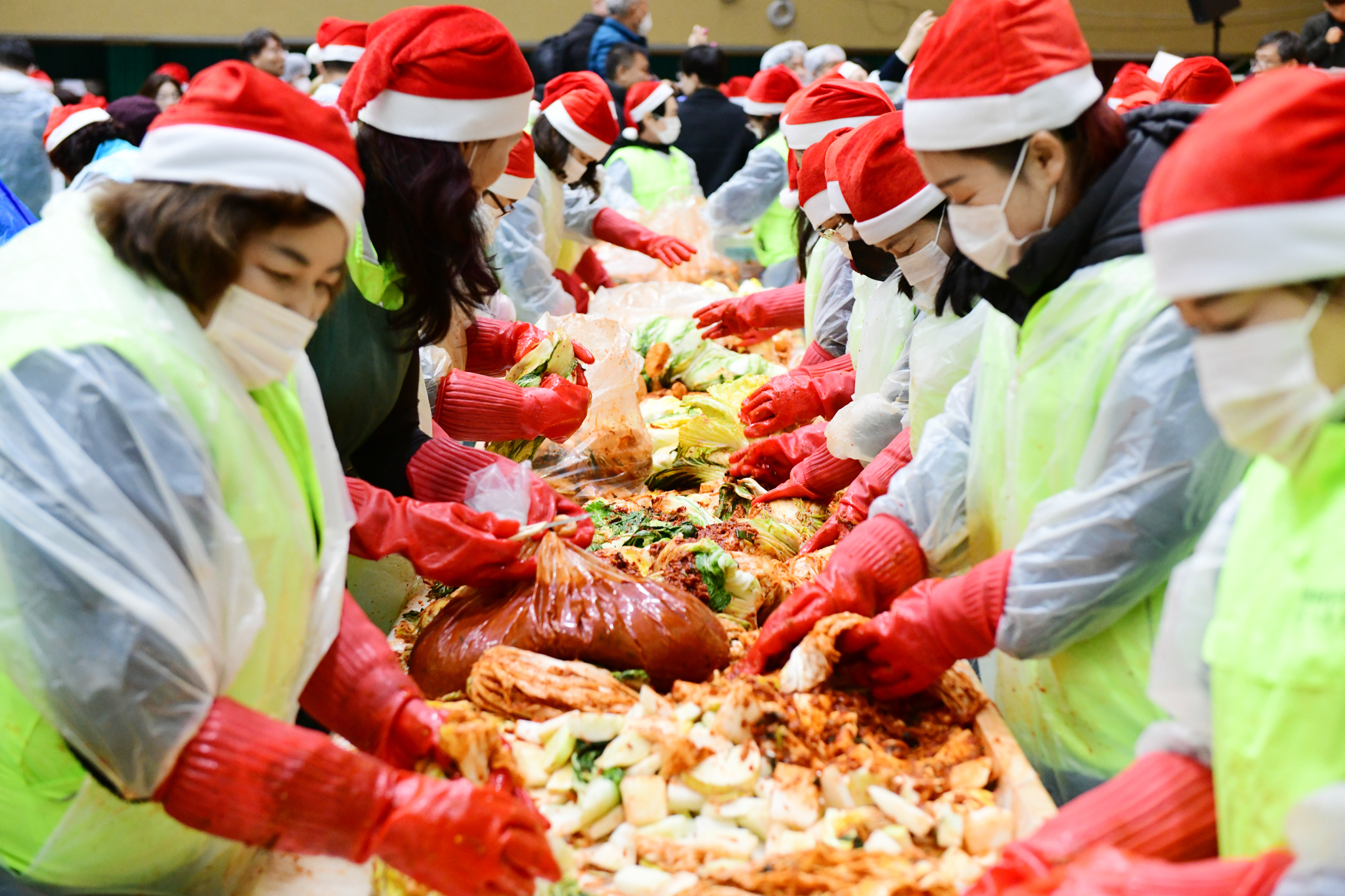 안산시, 김장 나눔 대축제 열어…‘온기 담아 소외계층에 김치 전달’