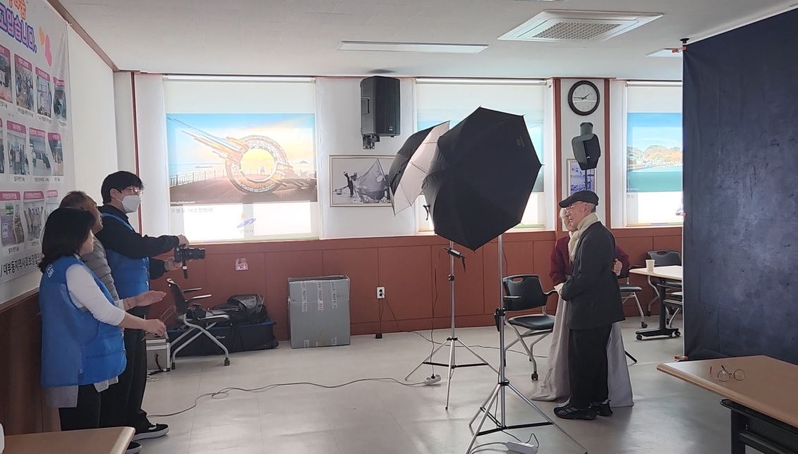 안산시 대부동, 어르신 장수사진 촬영으로 행복 선사