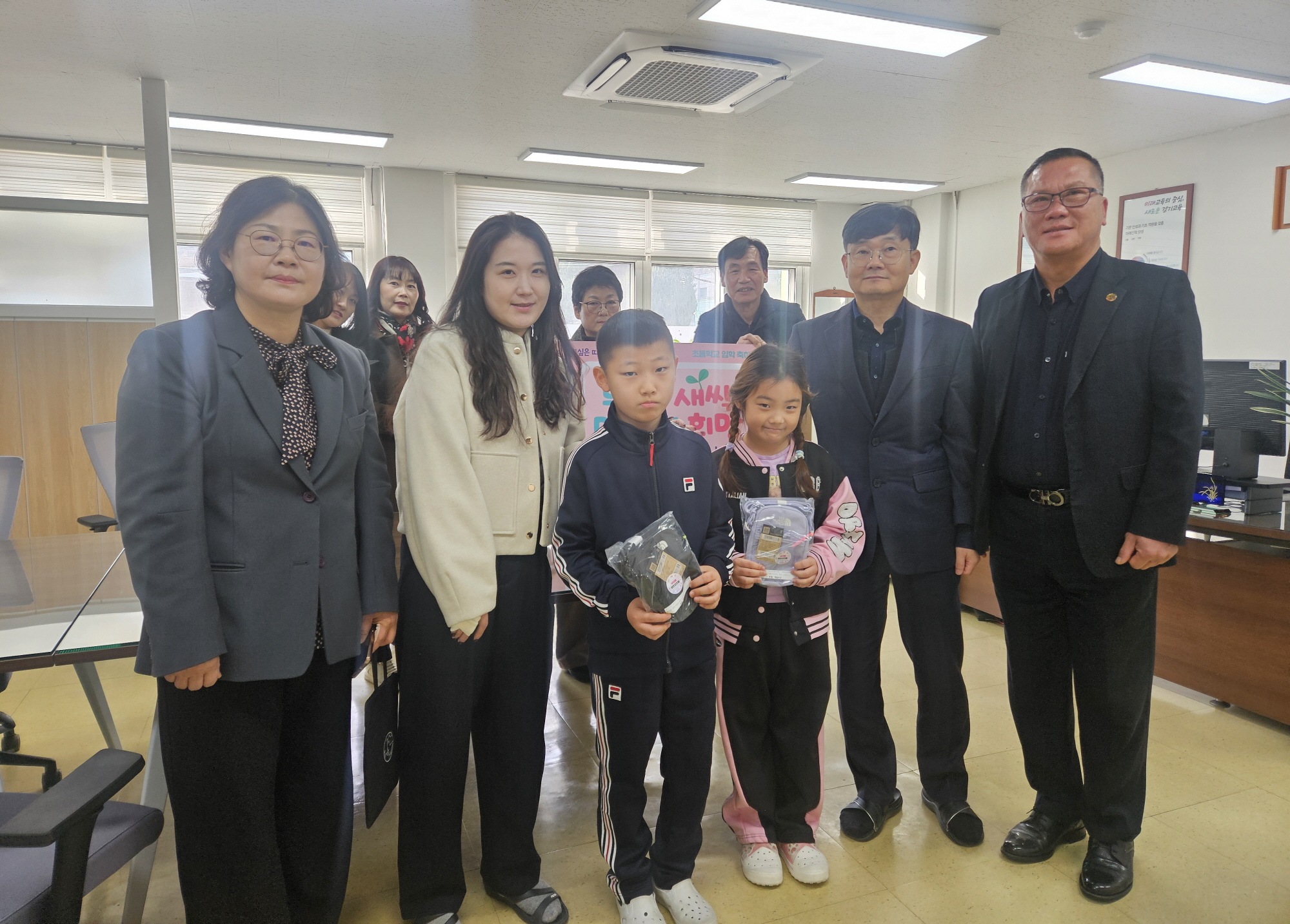 안산시 부곡동 주민자치회, 초등학교 입학축하용품 전달