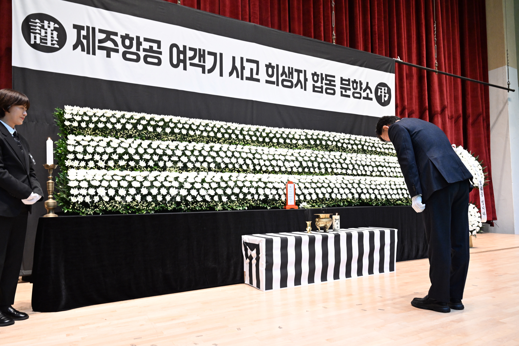 이민근 안산시장, 여객기 참사 합동분향소 찾아 희생자들 애도