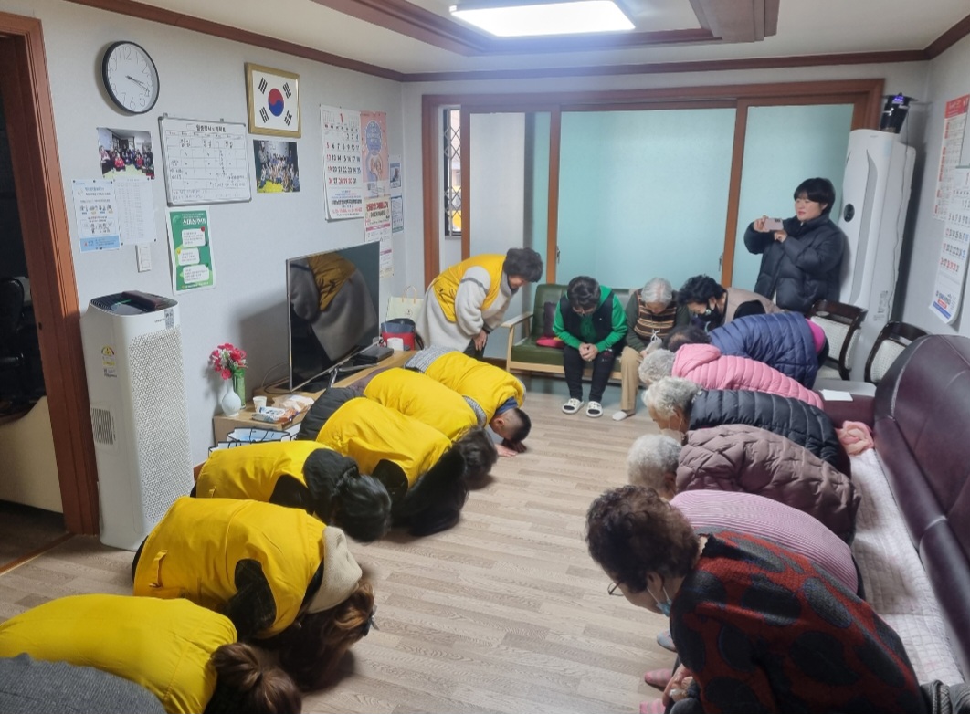 기쁨을 주는 사람들, 월피동 경로당 어르신 위한 새해맞이 떡국떡 기탁