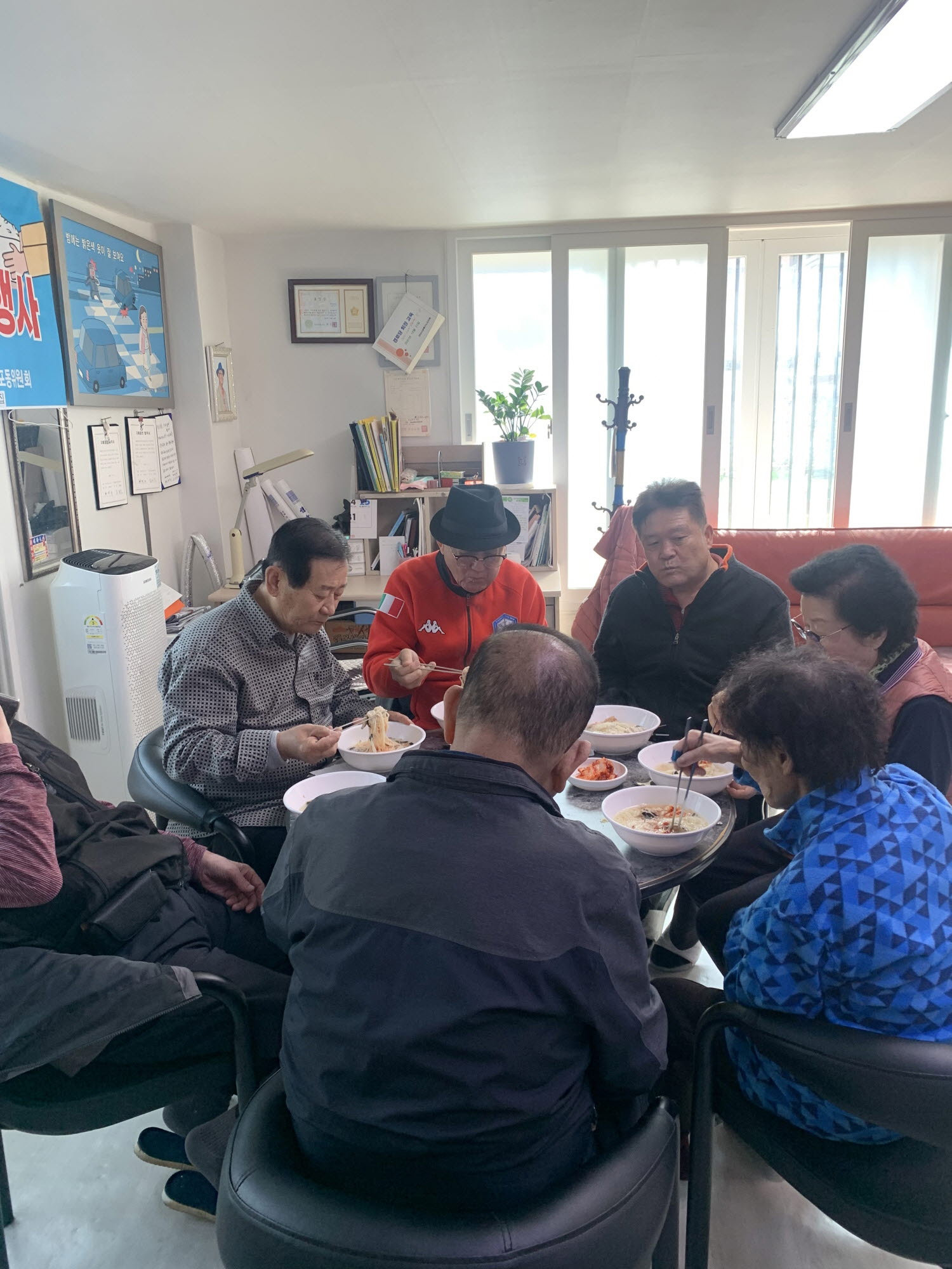 누리봄봉사단, 안산시 이동 매화경로당 국수 나눔 행사