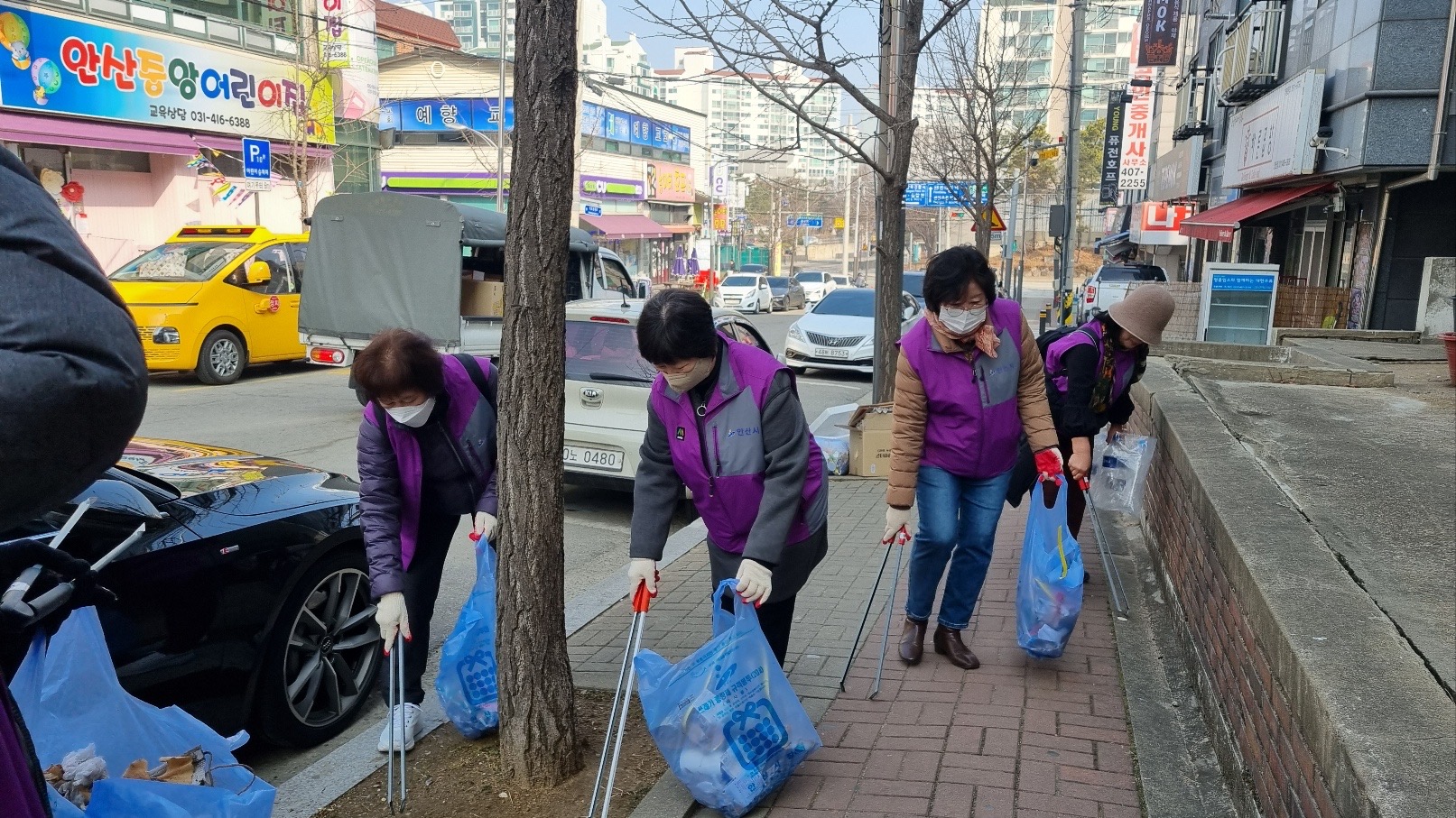 안산시 사동, 통장협의회와 봄맞이‘안산사랑 대청소 운동’펼쳐