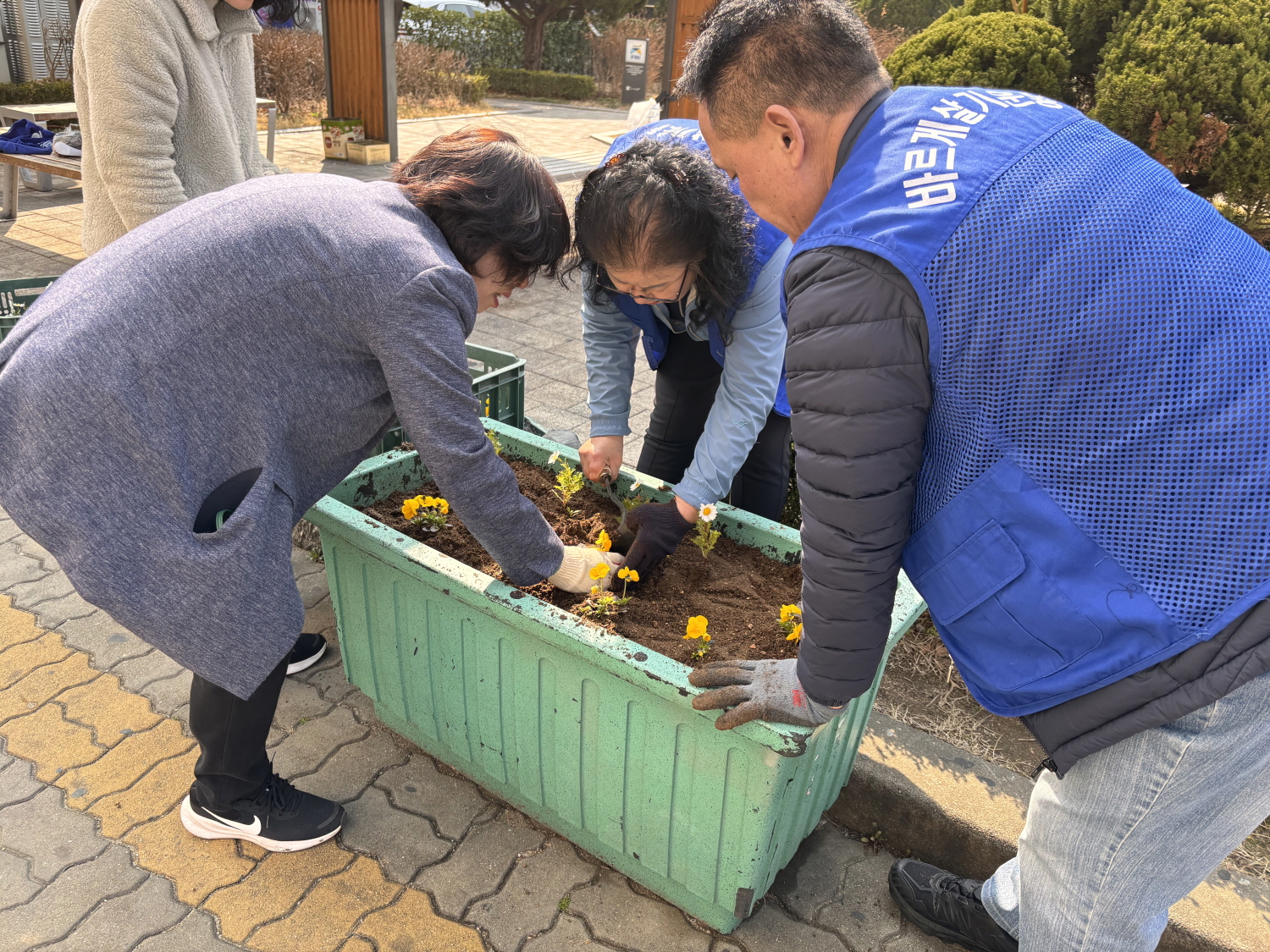 안산시 선부1동 바르게살기운동위원회, 봄꽃 심어 꽃향기 가득