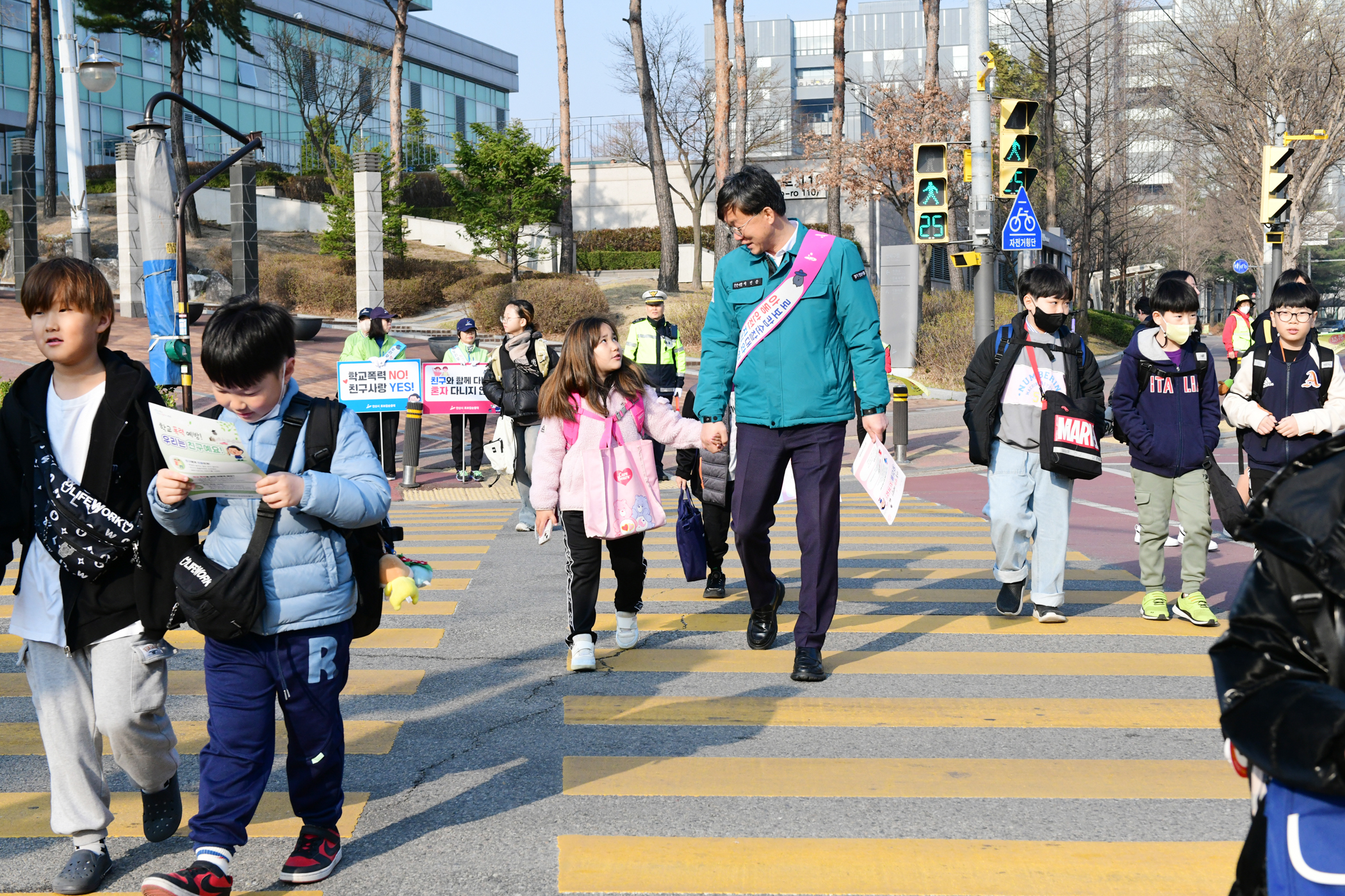 이민근 안산시장, 로보캅순찰대와‘안전 등굣길’캠페인 펼쳐