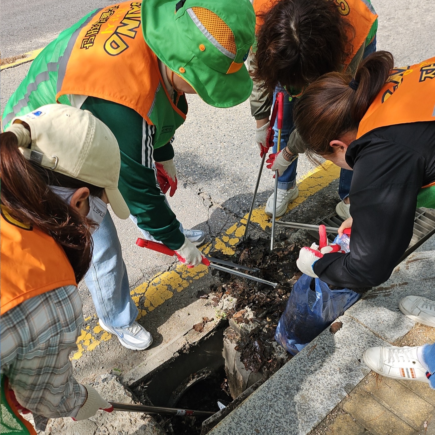 안산시 단원구 중앙동 자율방재단, 여름철 자연 재난 대비 배수로 정비