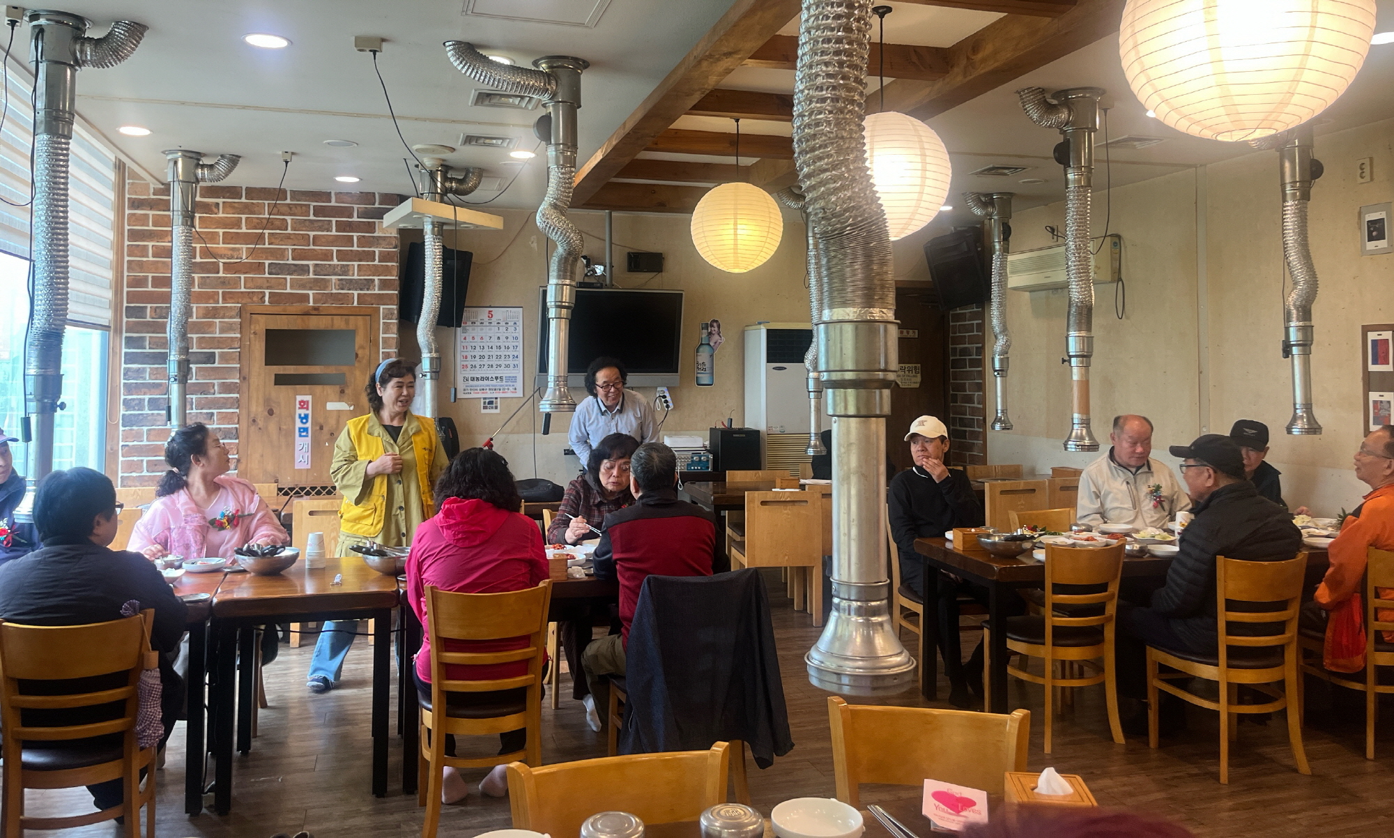 기쁨을 주는 사람들, 안산시 사동 어르신들에 갈비탕 대접