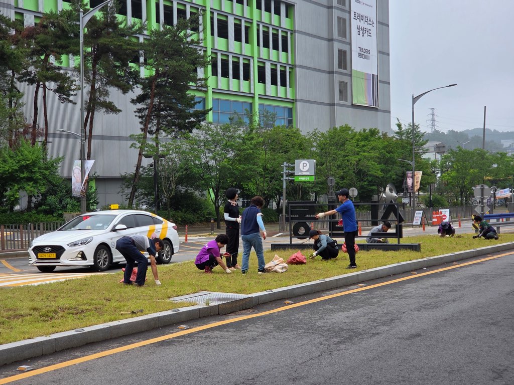 안산시 신길동 통장협의회, 신길동 일대 제초 작업 실시