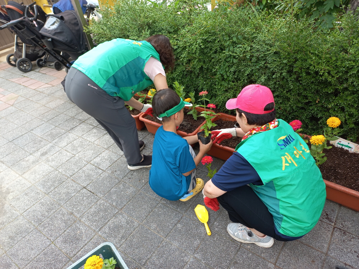 안산시 원곡동 새마을회, 관내 아동교육기관과 여름꽃 심기 활동