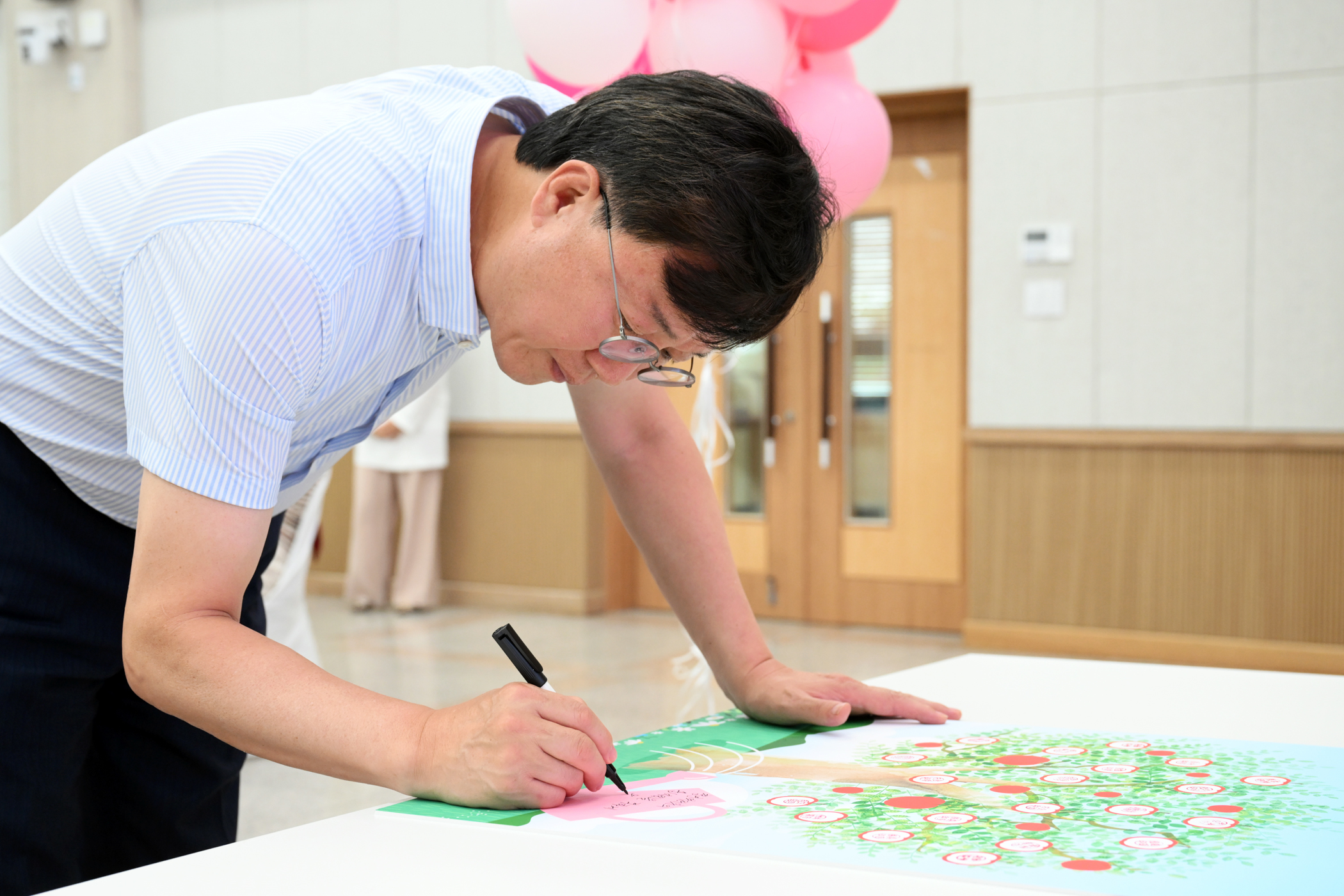 이민근 안산시장, 자립준비청년과 소통… 인감도장 전달로 첫걸음 격려