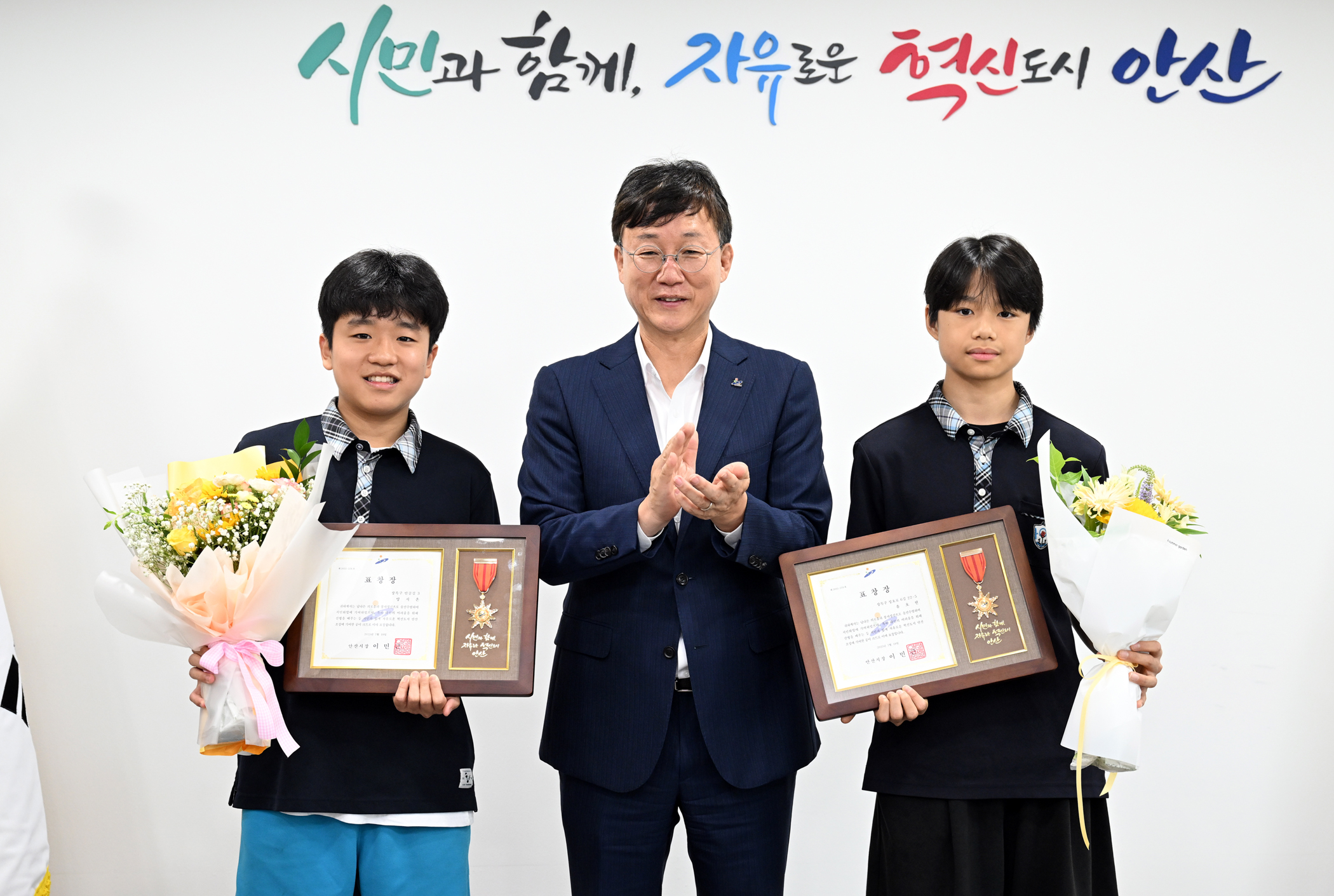 안산시, 무더위 속 어르신 도운 성호중 학생 2명 표창장 수여
