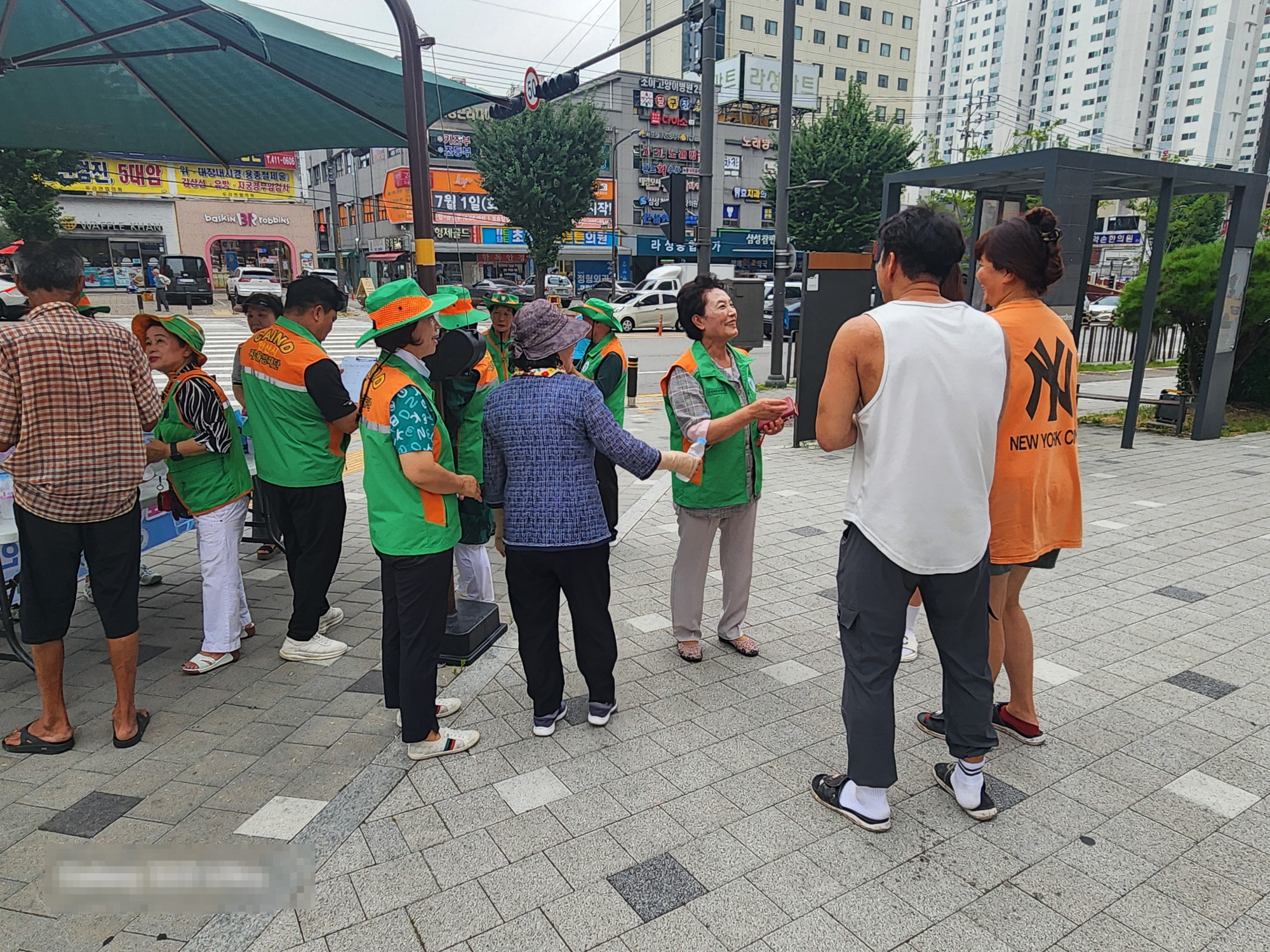 안산시 백운동 자율방재단, 라성사거리 생수 나눔 행사 개최