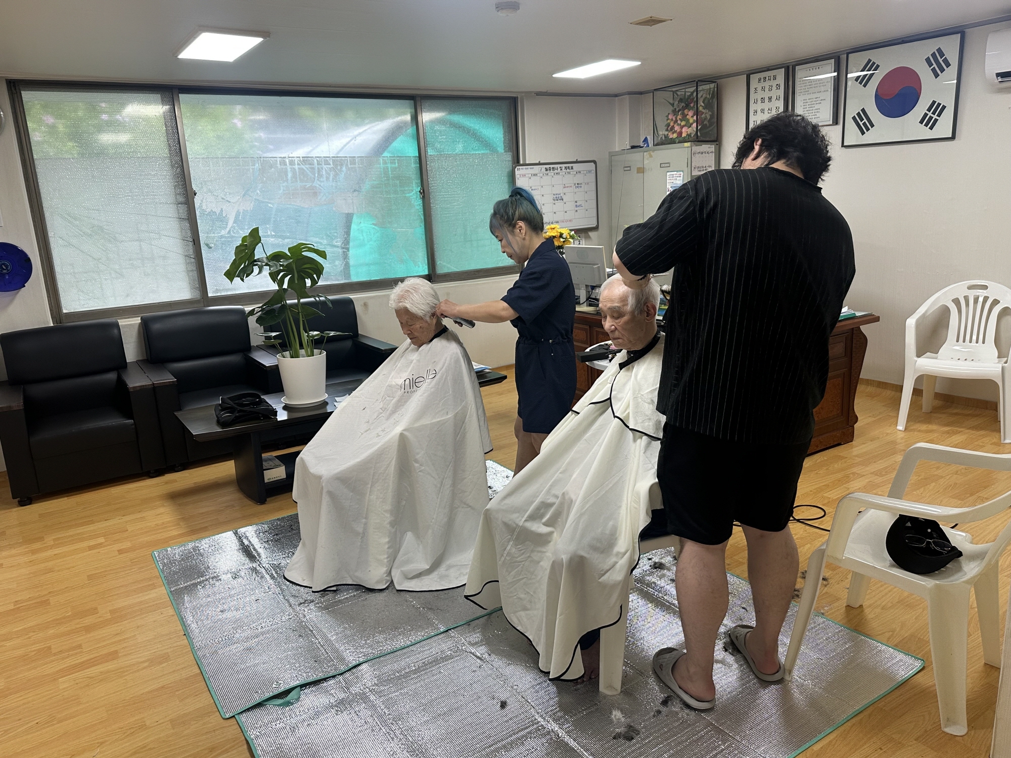 안산시 성포동 바르게살기위원회, 이미용 재능기부 및 국수 나눔