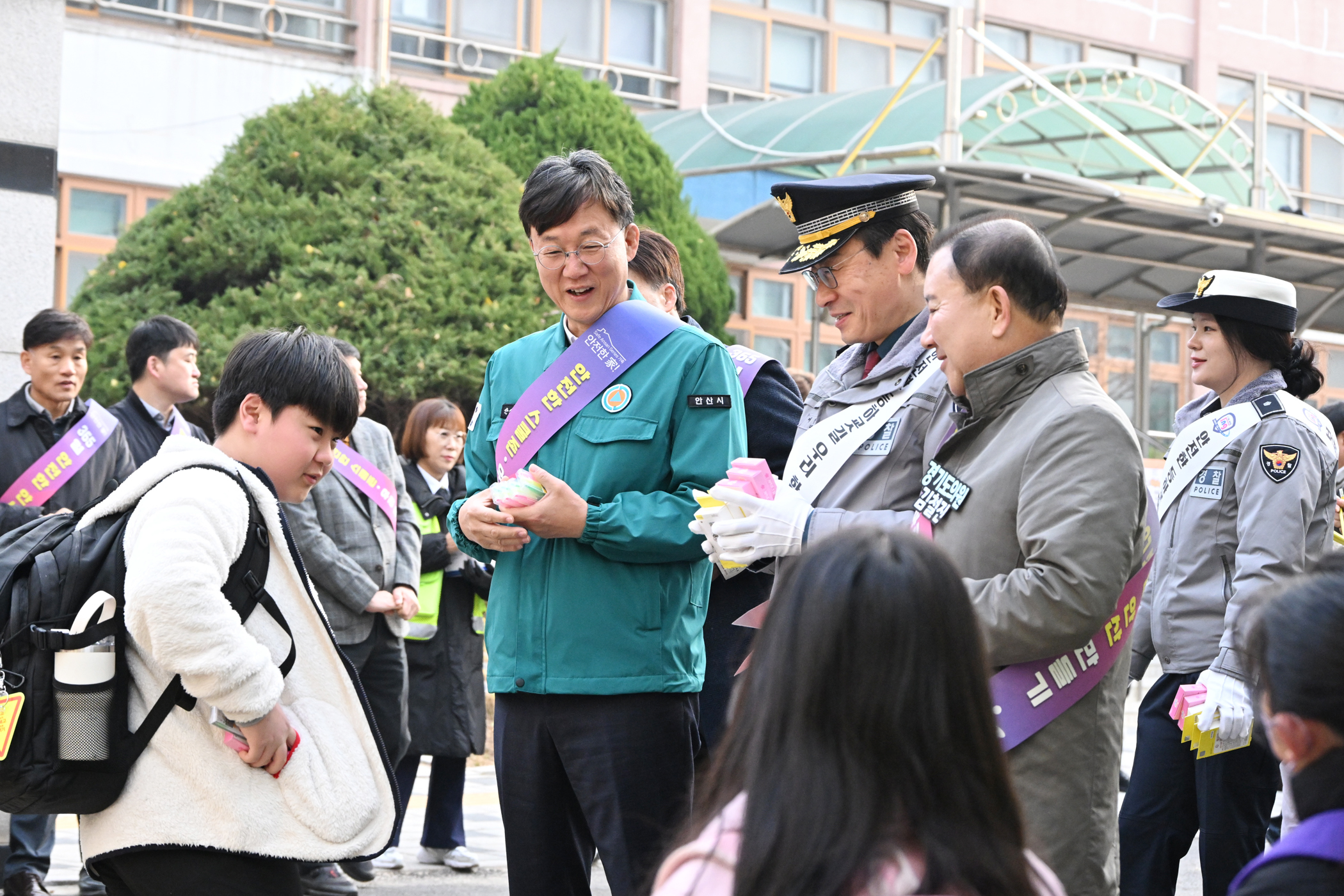 안산시, 관산초서 스쿨존 교통안전·학교폭력 예방 캠페인 전개