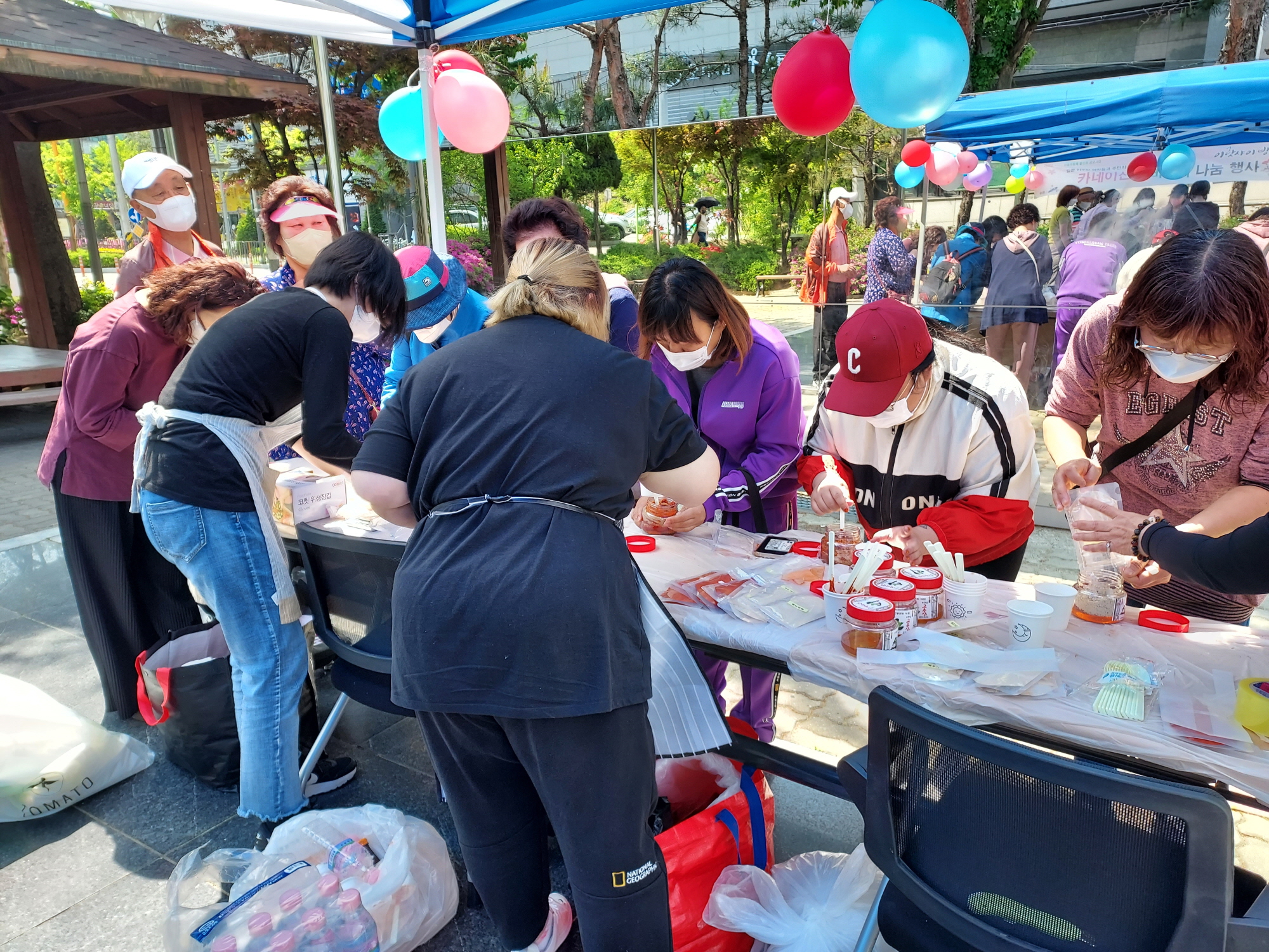 와동 기왓골 마을학교, 어버이날 감사 꽃바구니와 캘리그라피 용돈봉투 나눔