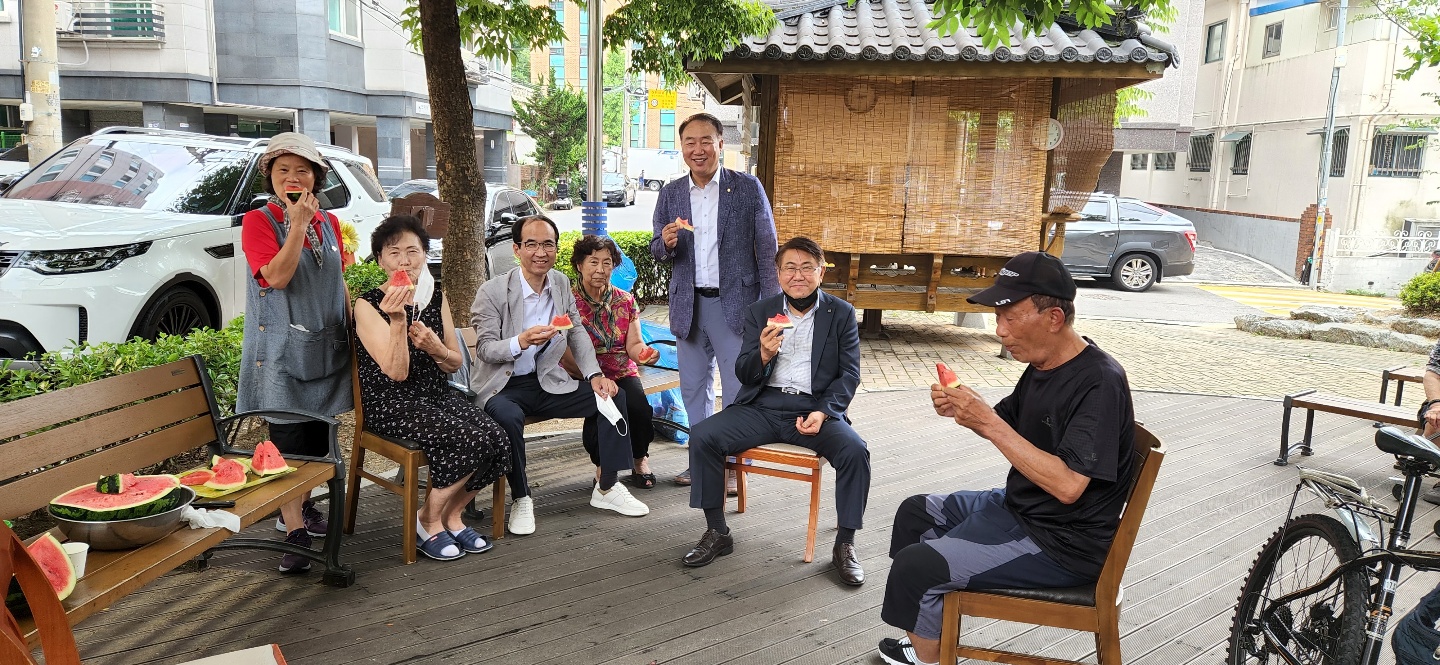 안산시 안산제일신협 본점, 일동 어르신들께 수박 나눔