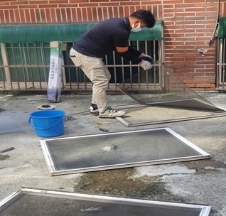 안산시 원곡동 협의체, ‘우리집 방충망을 부탁해!’ 사업 완료