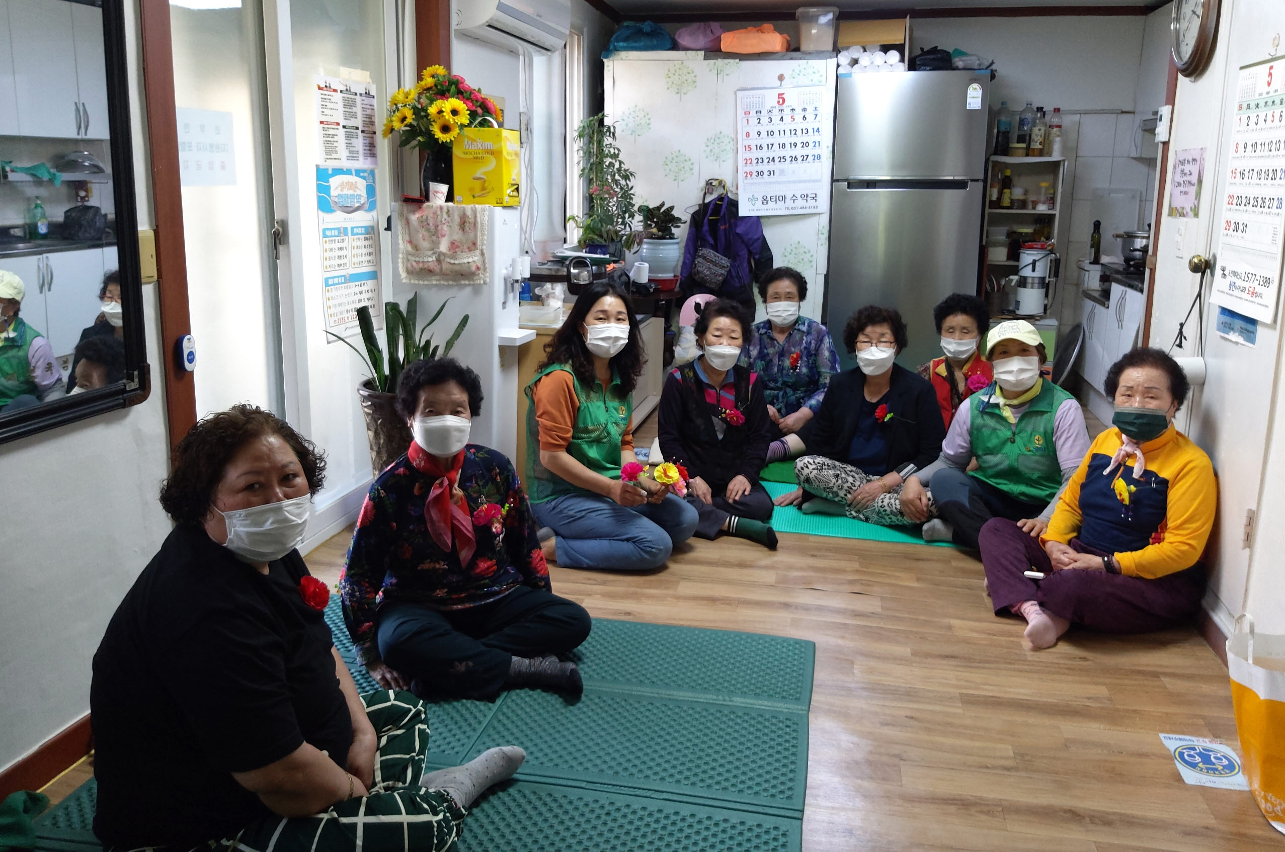 안산시 와동 새마을회, 어버이 사랑 카네이션으로 전달