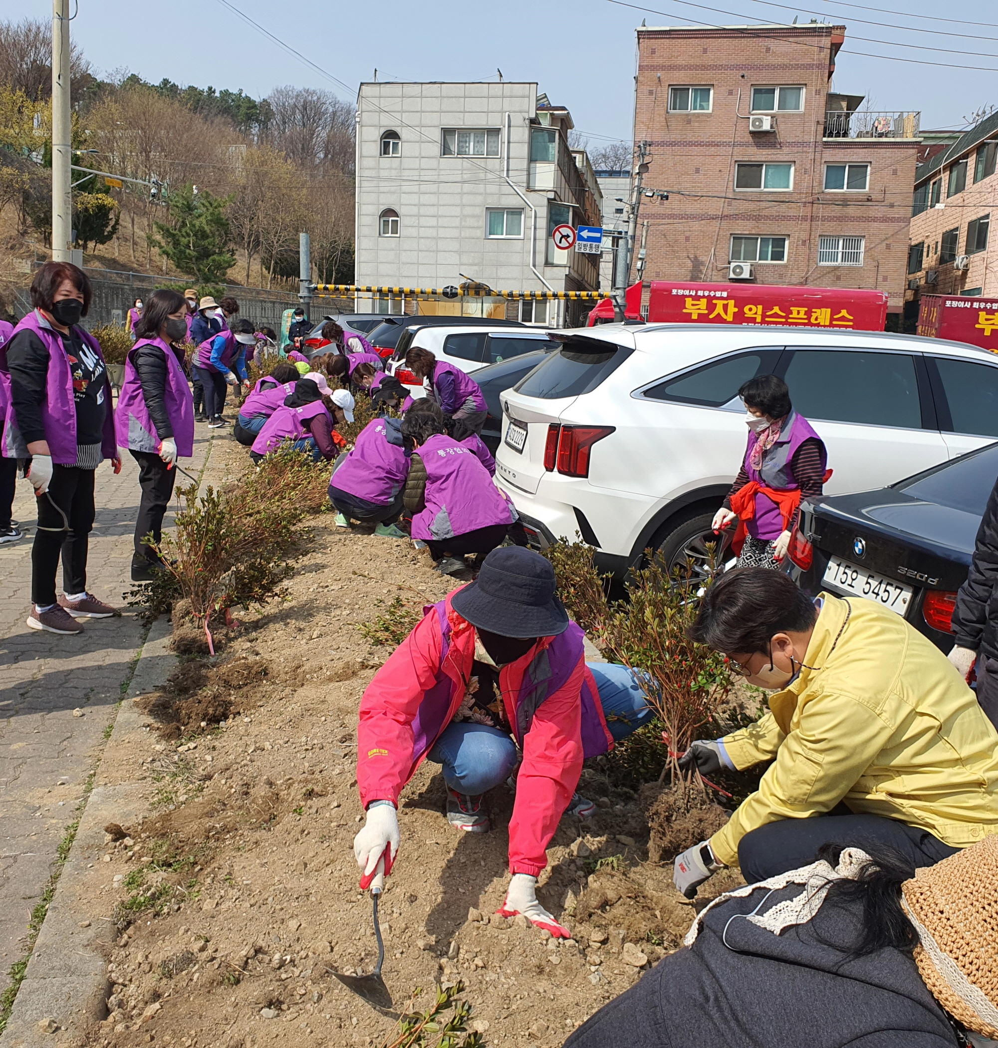안산시 사동, 쓰레기 비우고 꽃내음으로 채워