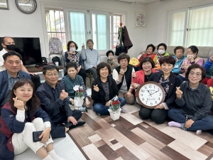 안산시 와동, 박진영병원으로부터 경로당 위한 벽시계 기탁받아