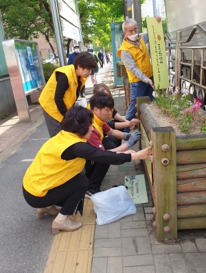 안산시 중앙동 주민자치회, 예술대학로 목조화단에 감성문구 패널 설치