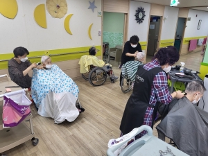 대한미용사회중앙회 안산지부, 요양원 어르신에 미용 봉사  
