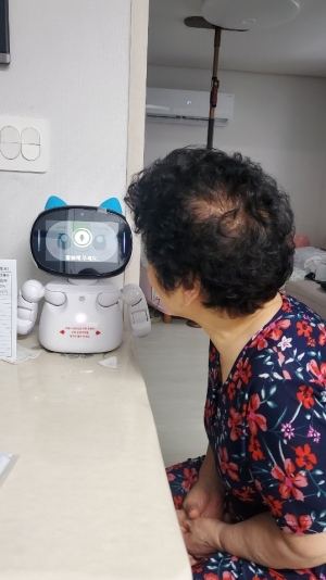 안산시, 말벗 기능 탑재 AI 반려로봇 도입해 어르신 건강 관리한다