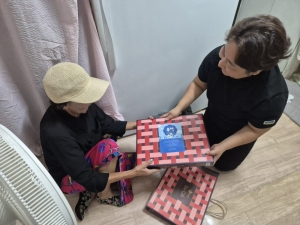 안산시 방문간호사, 취약계층 이웃에 추석 선물 전달