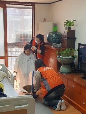 안산시 고잔동 지사협, 손끝으로 전하는 사랑의 이미용 봉사 진행