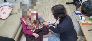 안산시 상록수보건소, 어버이날 맞아 독거 어르신에 카네이션 전달