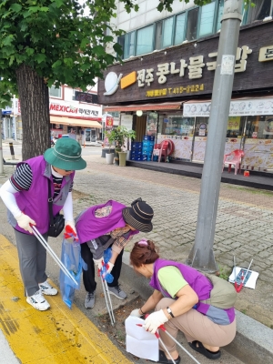 안산시 본오3동 통장협의회, 장마철 호우 대비 빗물받이 일제 정비