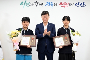 안산시, 무더위 속 어르신 도운 성호중 학생 2명 표창장 수여