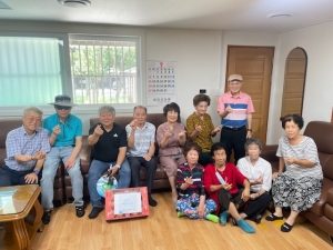 안산시 선부2동 직능단체장, 경로당에 중복맞이 복숭아 나눔