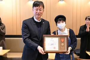 안산시, 따뜻한 수어로 감동 전한 커피점 점주에 모범시민 표창