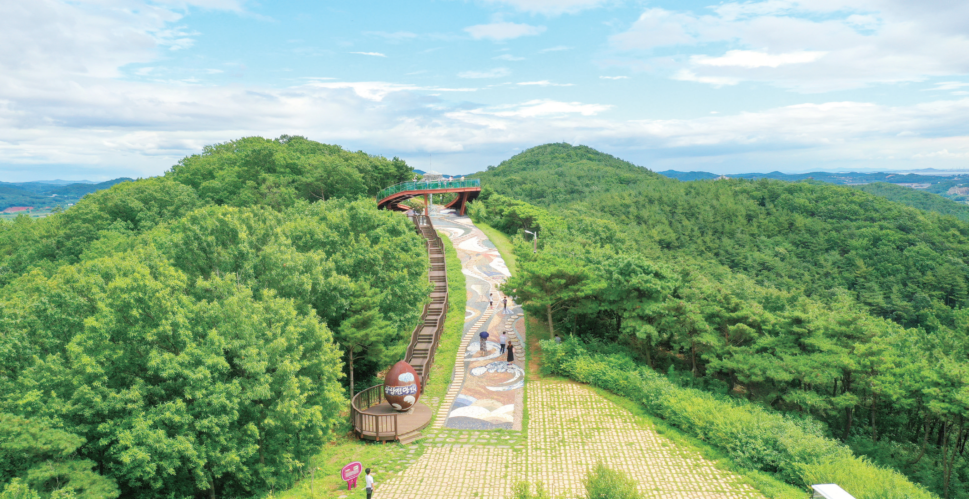 사계절 내내 꽃향기와 바다향기가 가득하고, 크고 작은 식물들이 즐거움을 선사하는