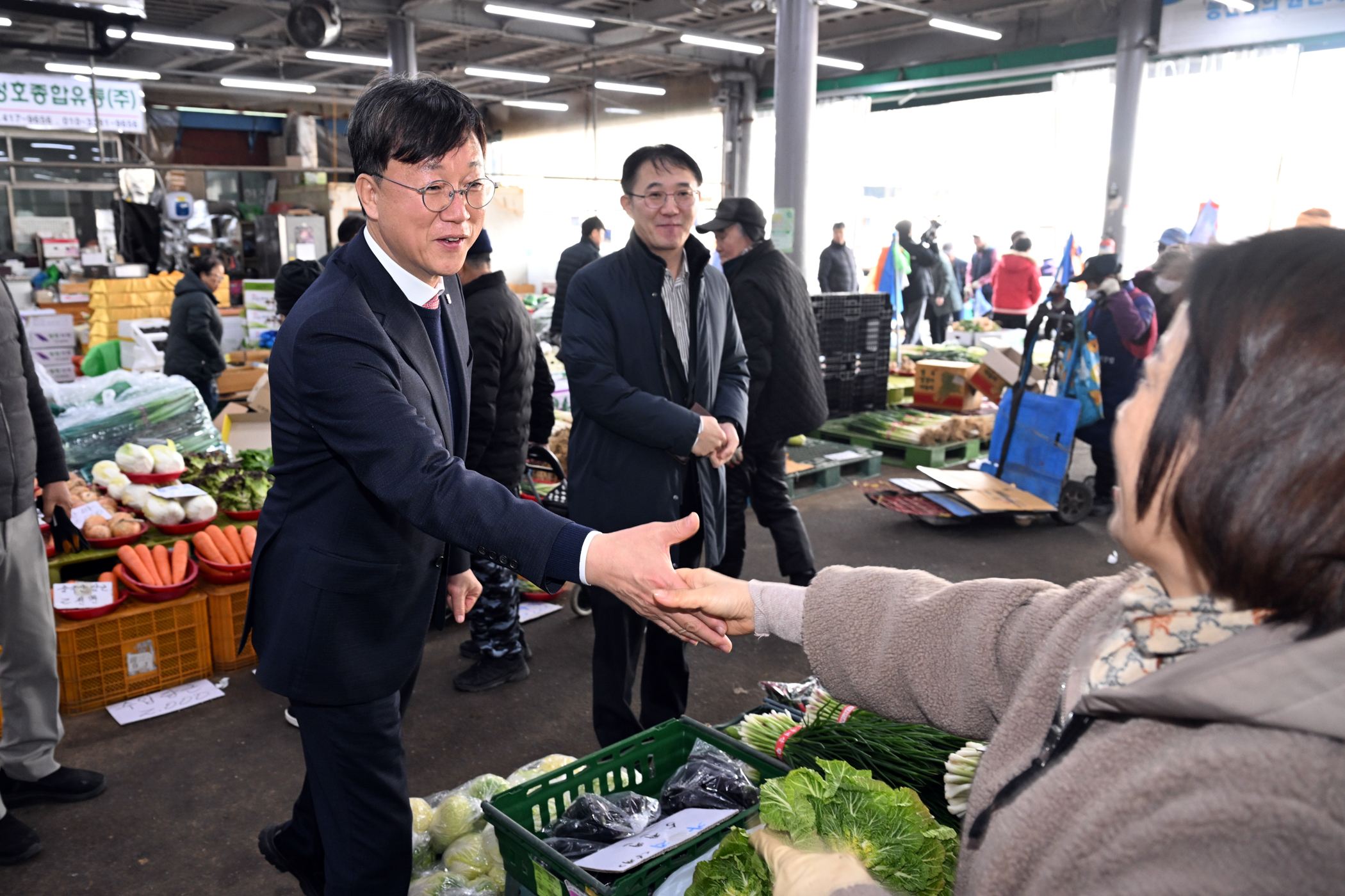 안산시, 농수산물도매시장서 간부회의 개최… 유통 현장 점검·상인 격려