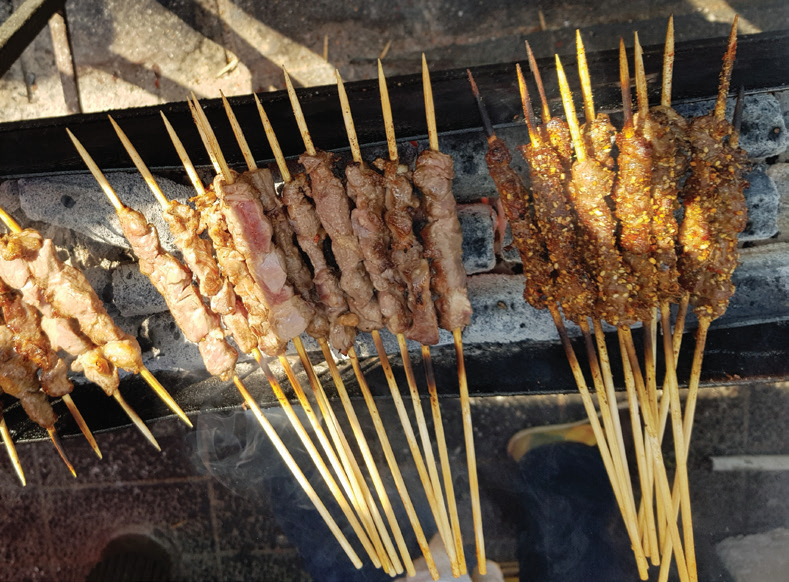 안산 다문화 음식거리에는 다양한 꼬치 종류가 있다