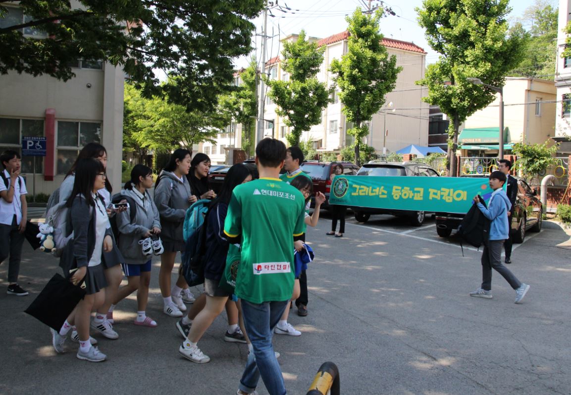 안산그리너스FC, 반월중학교 찾아 ‘등하교 지킴이’