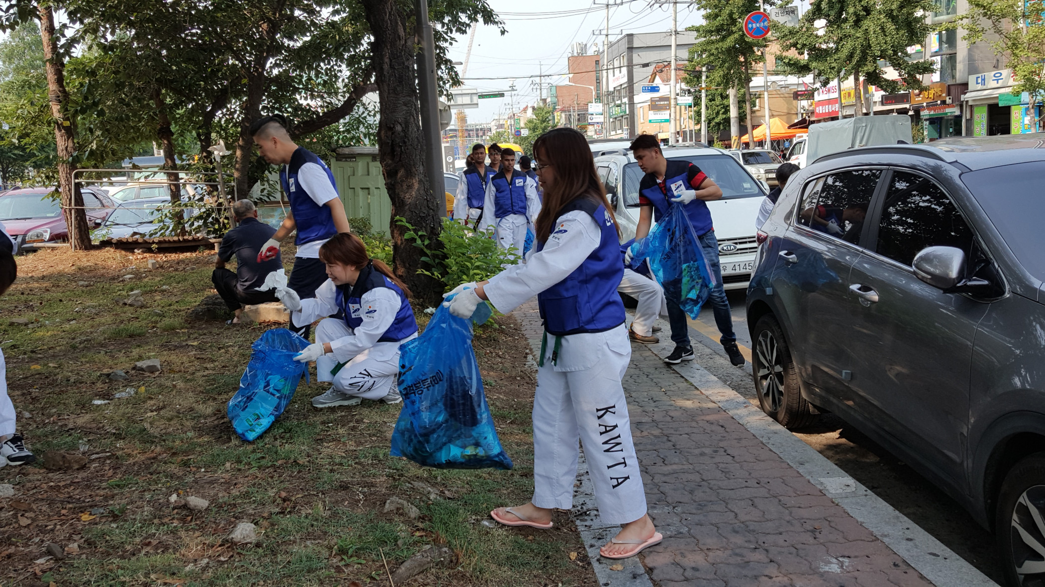 외국인근로자들 다문화 특구거리 대청소