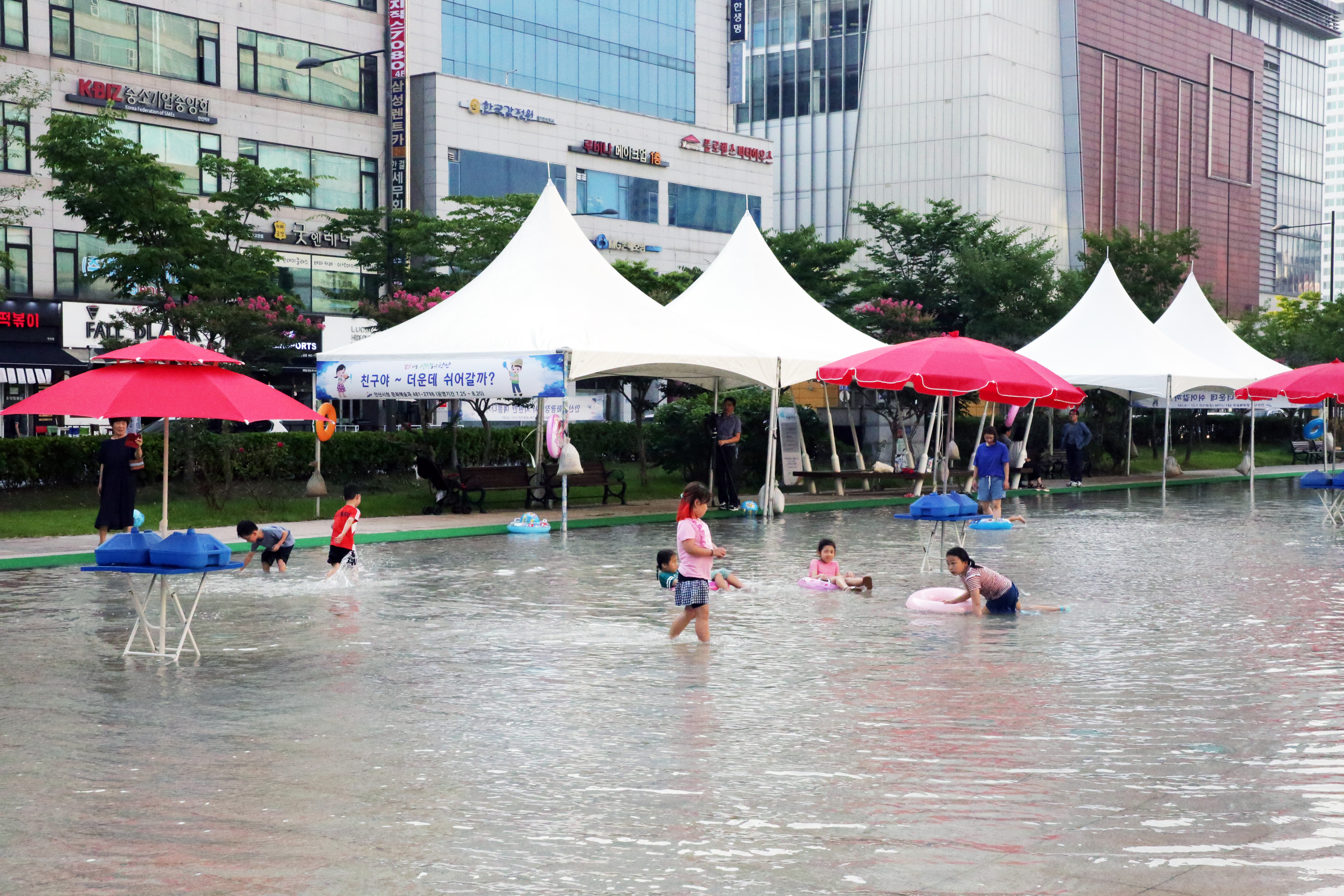 도심속 이색 무더위심터 운영… 시민들 ‘큰 호응’
