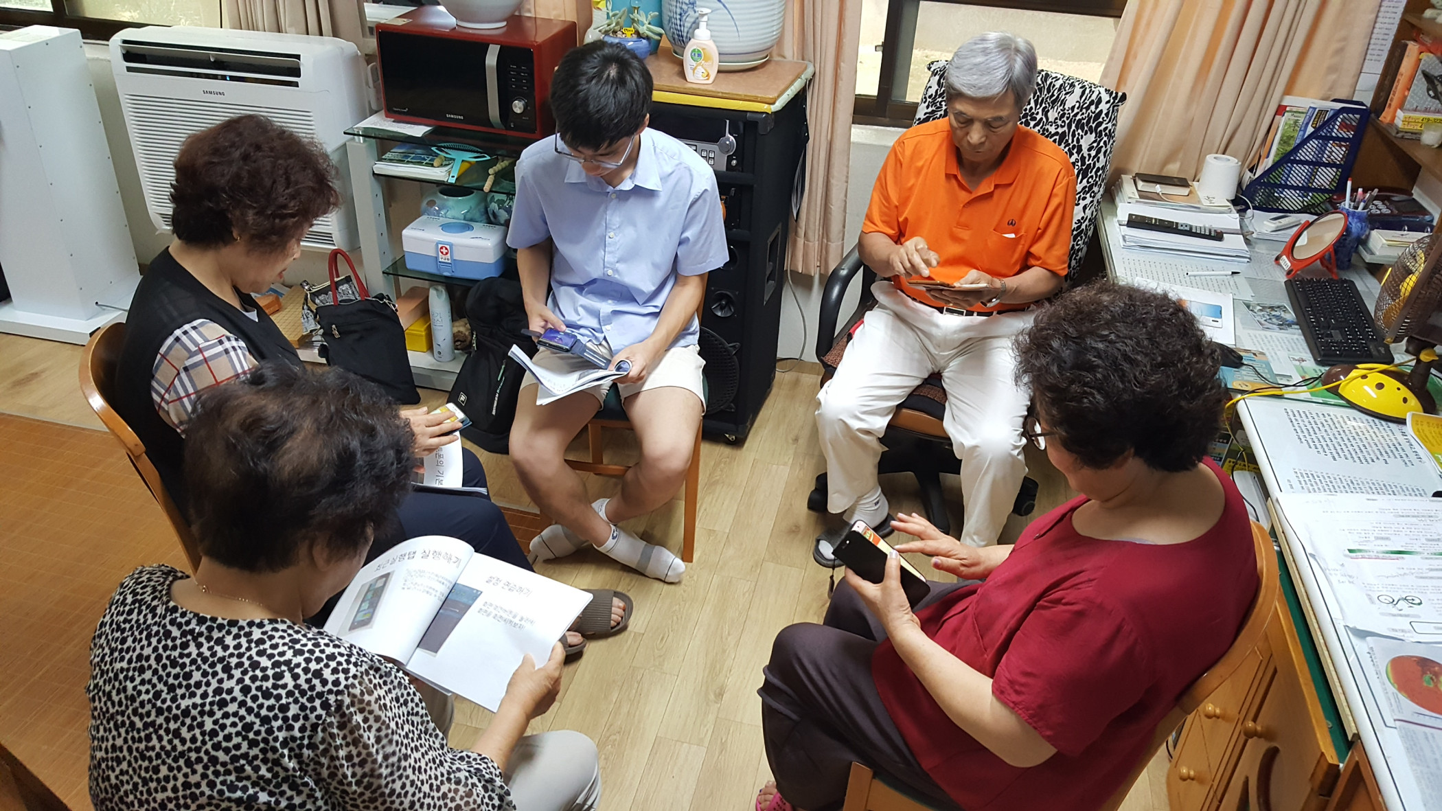 상록구 경로당 어르신, 인생이 즐거워지는 스마트폰 교육에 빠지다
