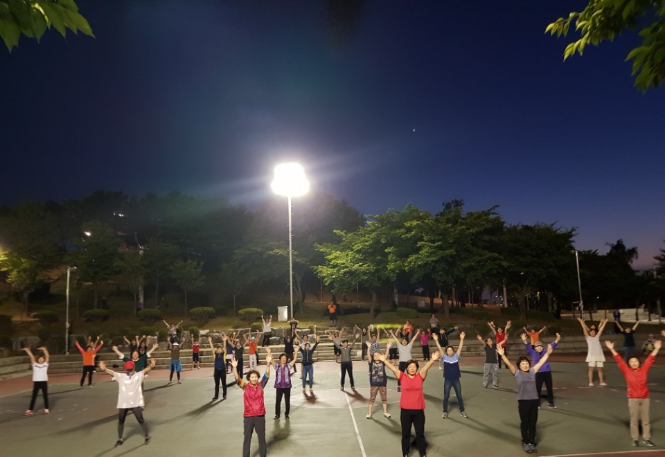 저녁운동이 있는 삶…“퇴근 후 가족과 운동해요” 안산시, ‘건강체육 야간운동교실’운영