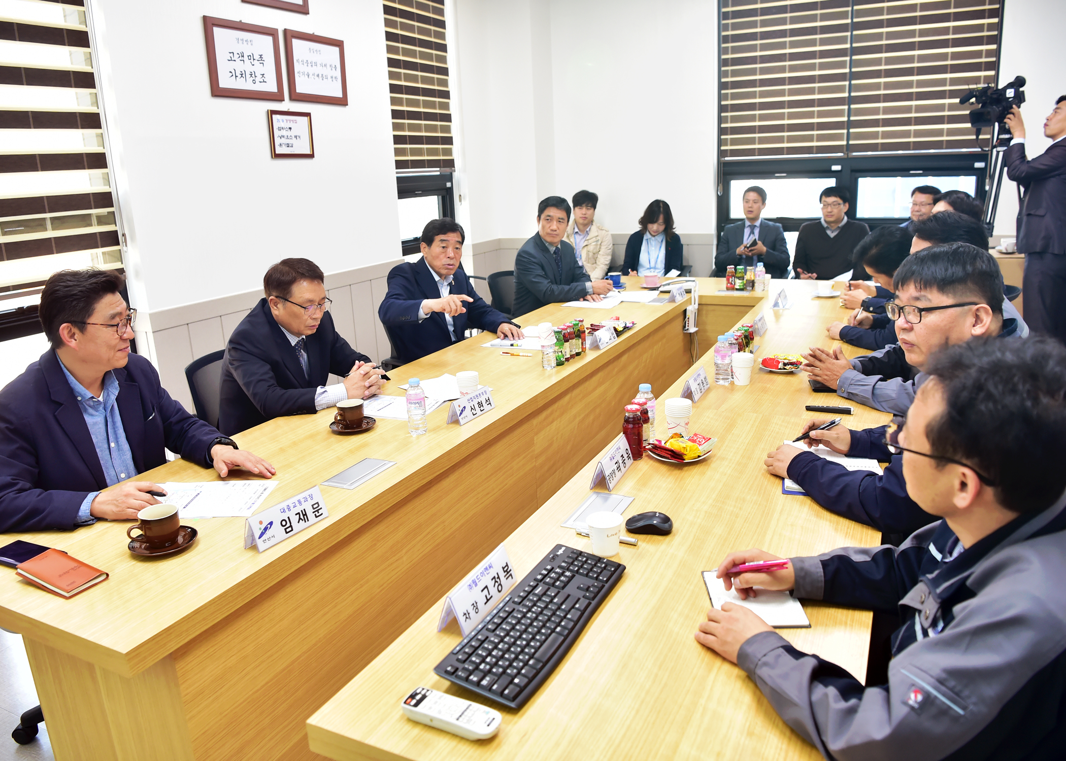 ‘올해 더 뛴다’…윤화섭 시장 기업SOS 이동시장실 확대 운영