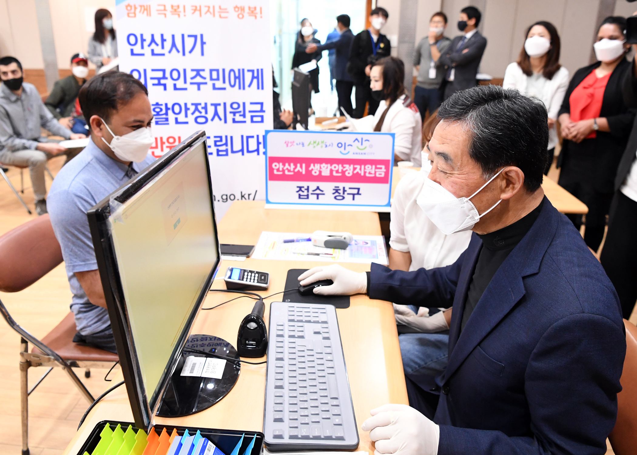 안산시 생활지원금 외국인 현장접수 첫날 ‘북적북적’…윤화섭 시장, 직접 신청 받아